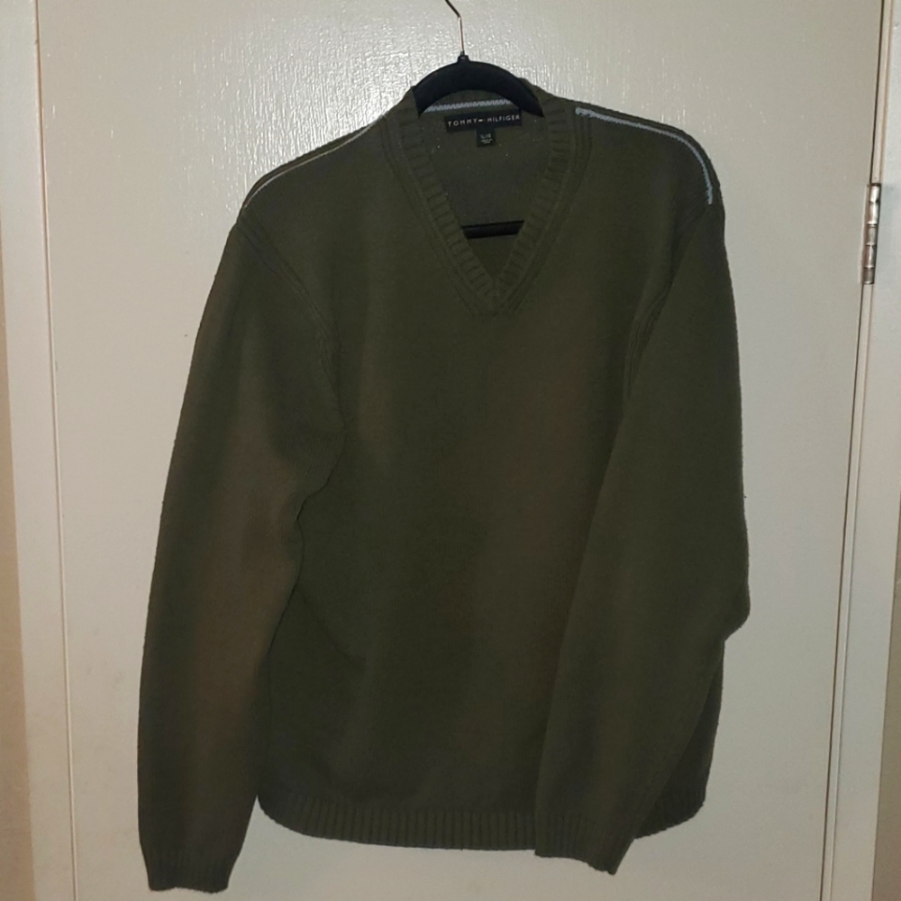 Tommy Hilfiger gently used, knitted green/sage vneck sweater XL